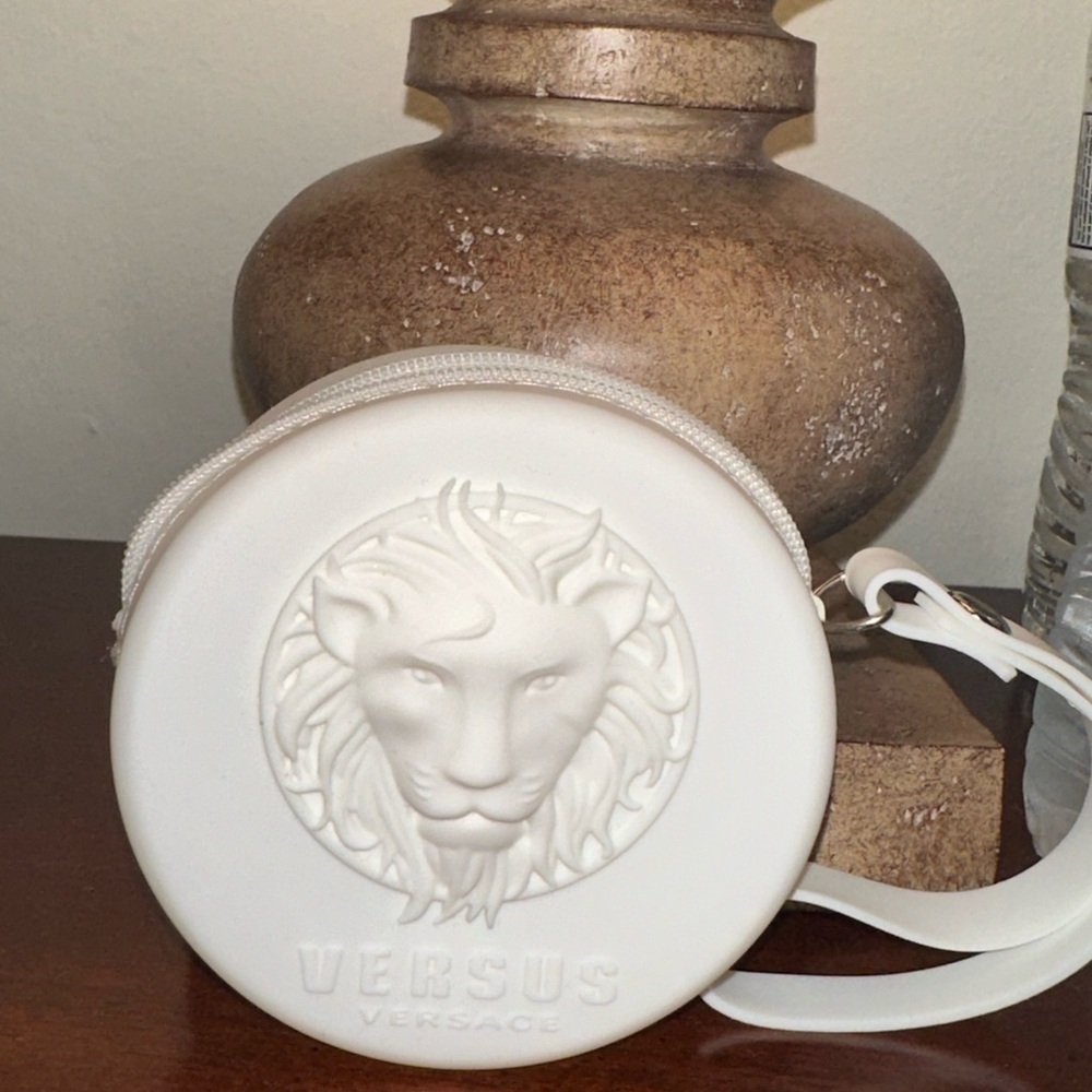 Versus Versace - Picture 3 of 6